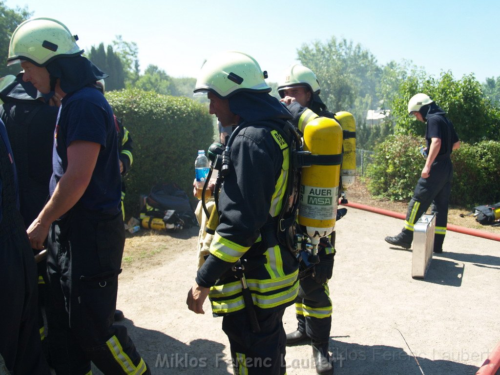 Gartenlaube in Vollbrand Koeln Poll Im Gremberger Waeldchen P259.JPG